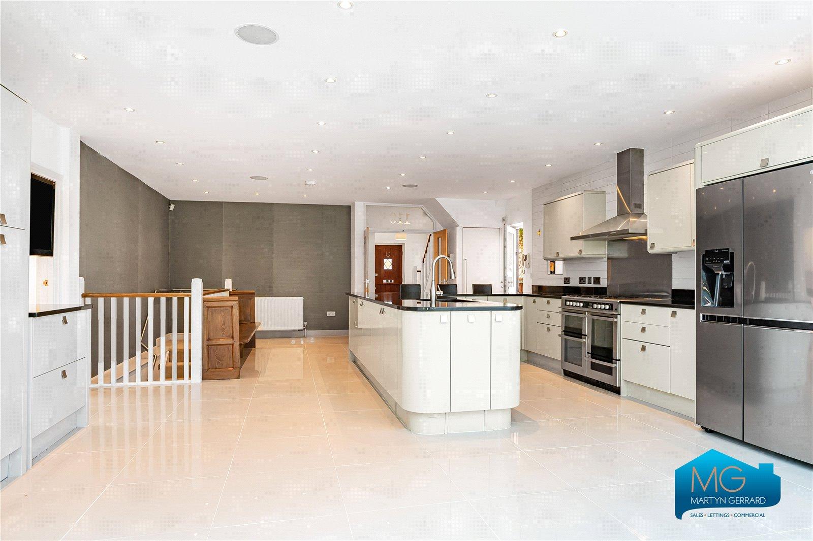 5 bedroom Detached House to rent - Martyn Gerrard