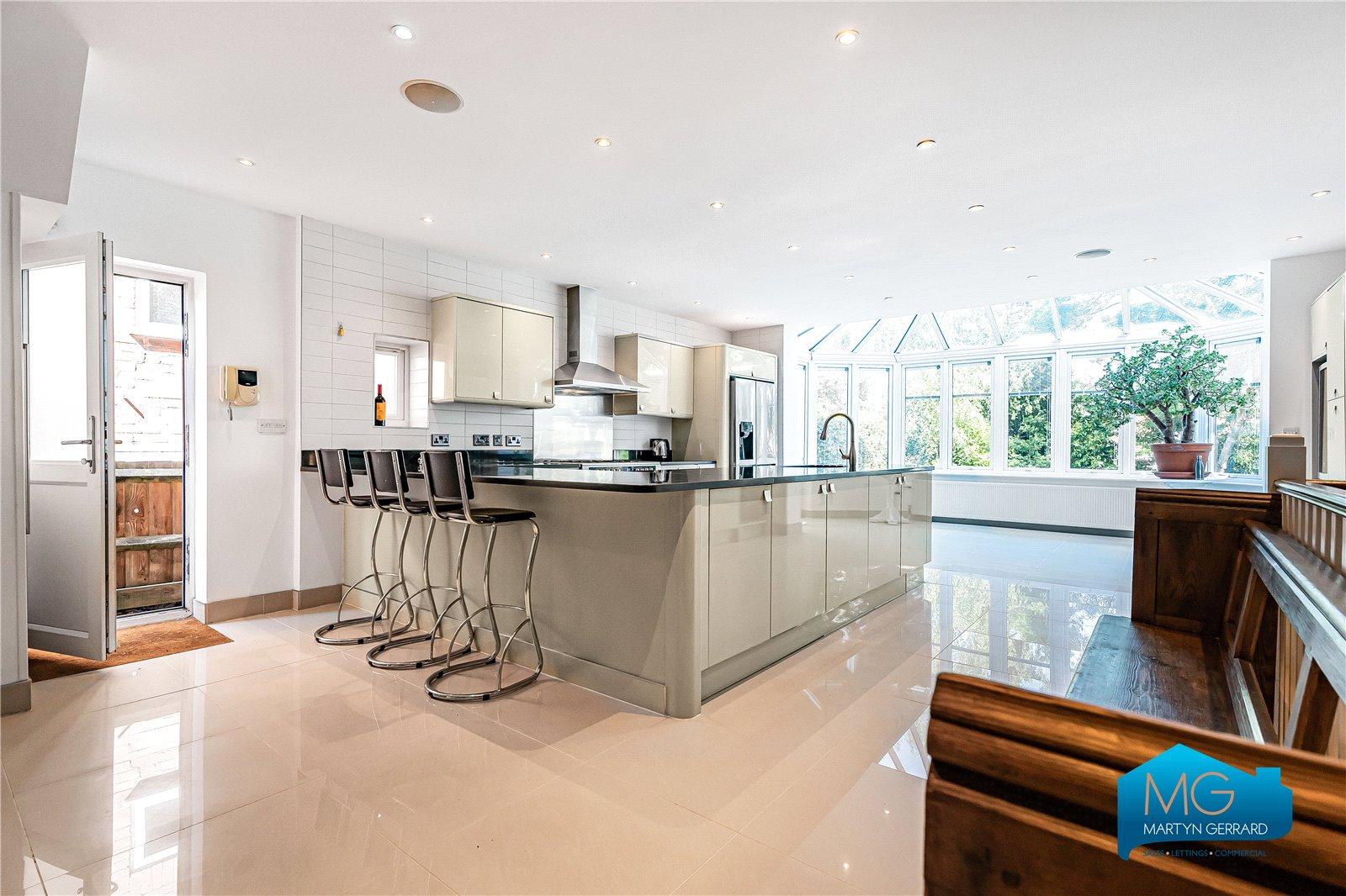 5 bedroom Detached House to rent - Martyn Gerrard