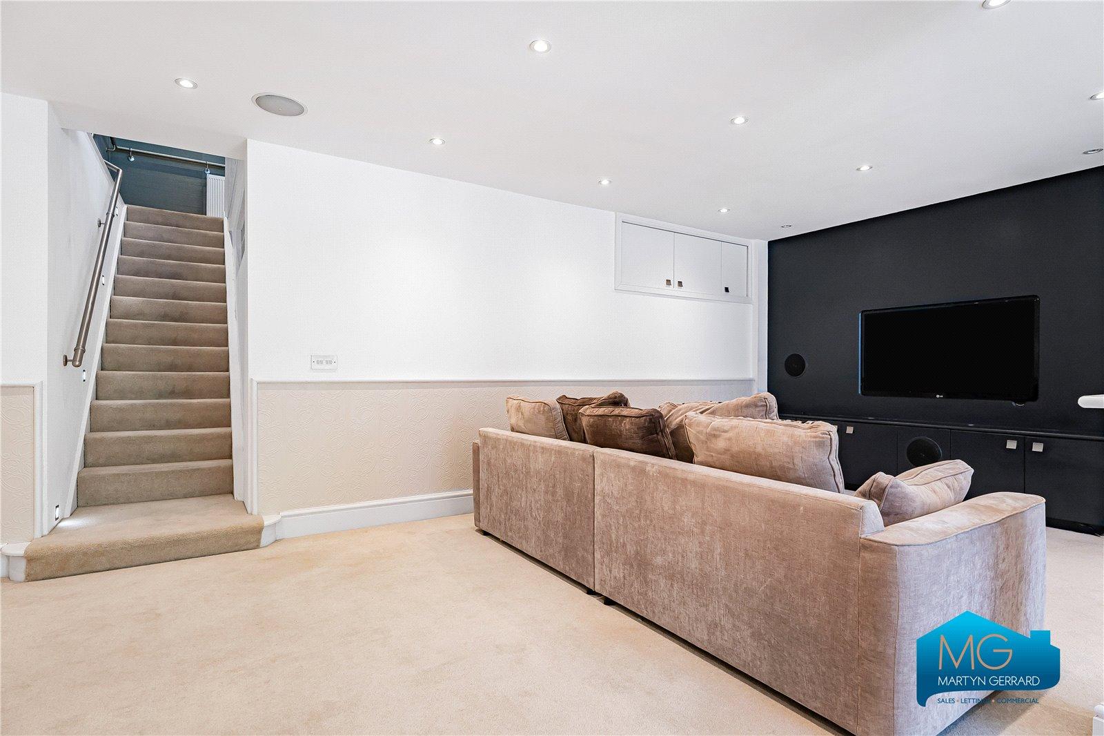 5 bedroom Detached House to rent - Martyn Gerrard