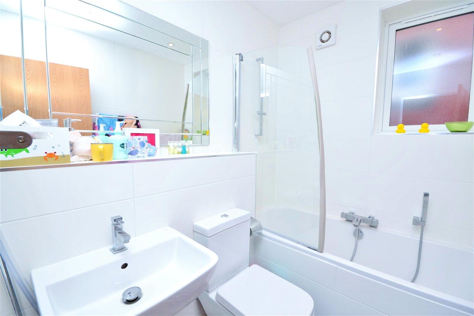 4 bedroom Semi-Detached House to rent - Martyn Gerrard