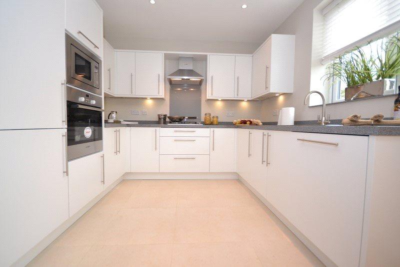 4 bedroom Semi-Detached House to rent - Martyn Gerrard
