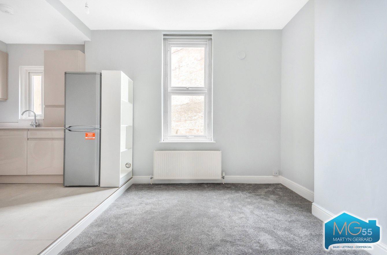 2 bedroom Apartment to rent - Martyn Gerrard