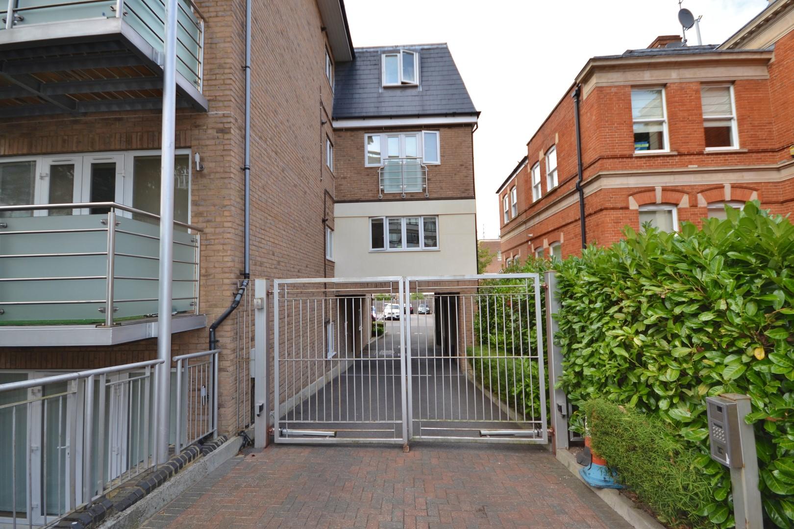 1 bedroom Ground Floor Flat to rent - Martyn Gerrard