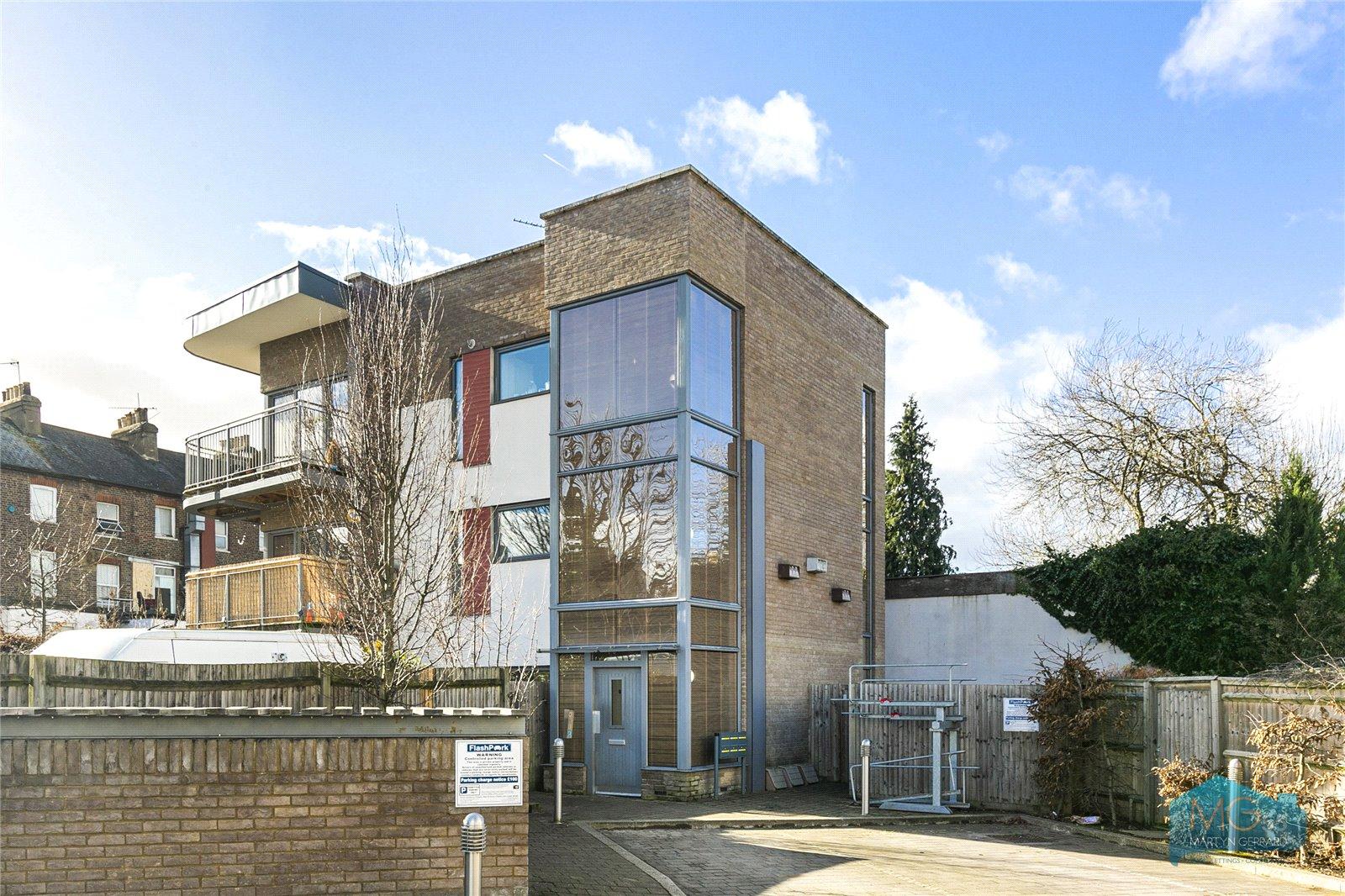 2 bedroom Ground Floor Flat to rent - Martyn Gerrard