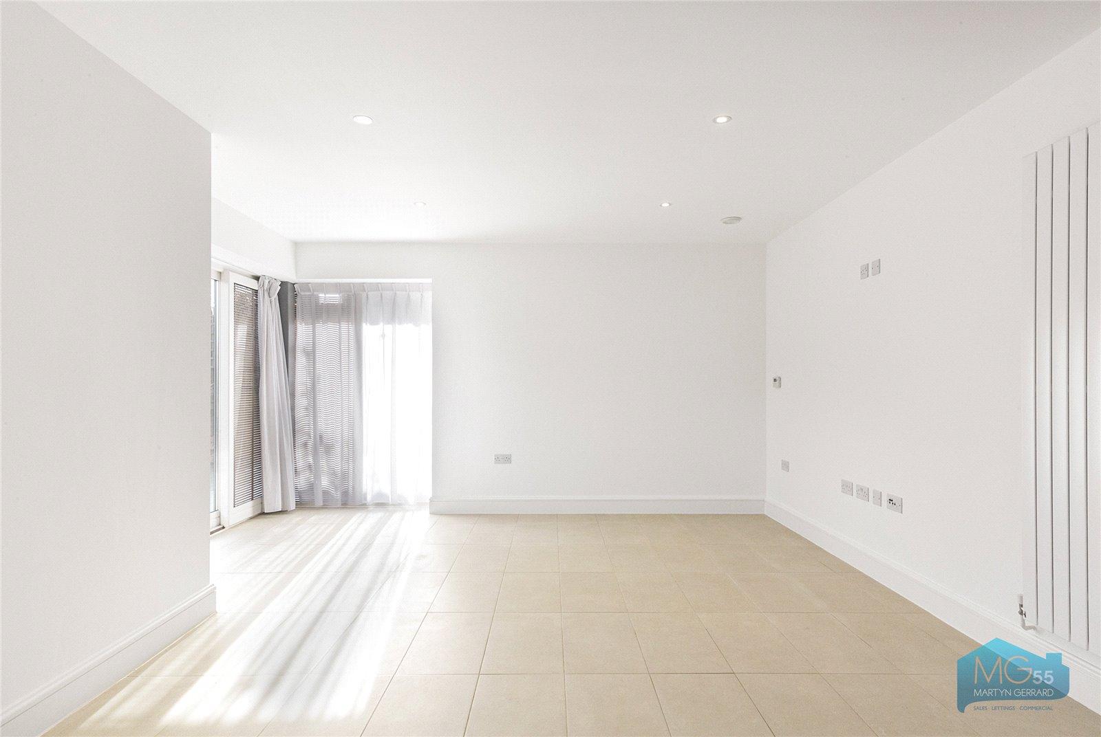 2 bedroom Ground Floor Flat to rent - Martyn Gerrard