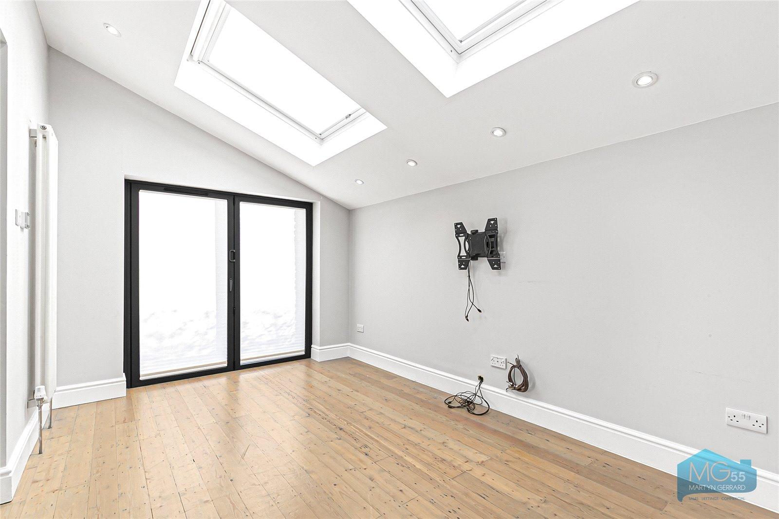 5 bedroom Semi-Detached House to rent - Martyn Gerrard