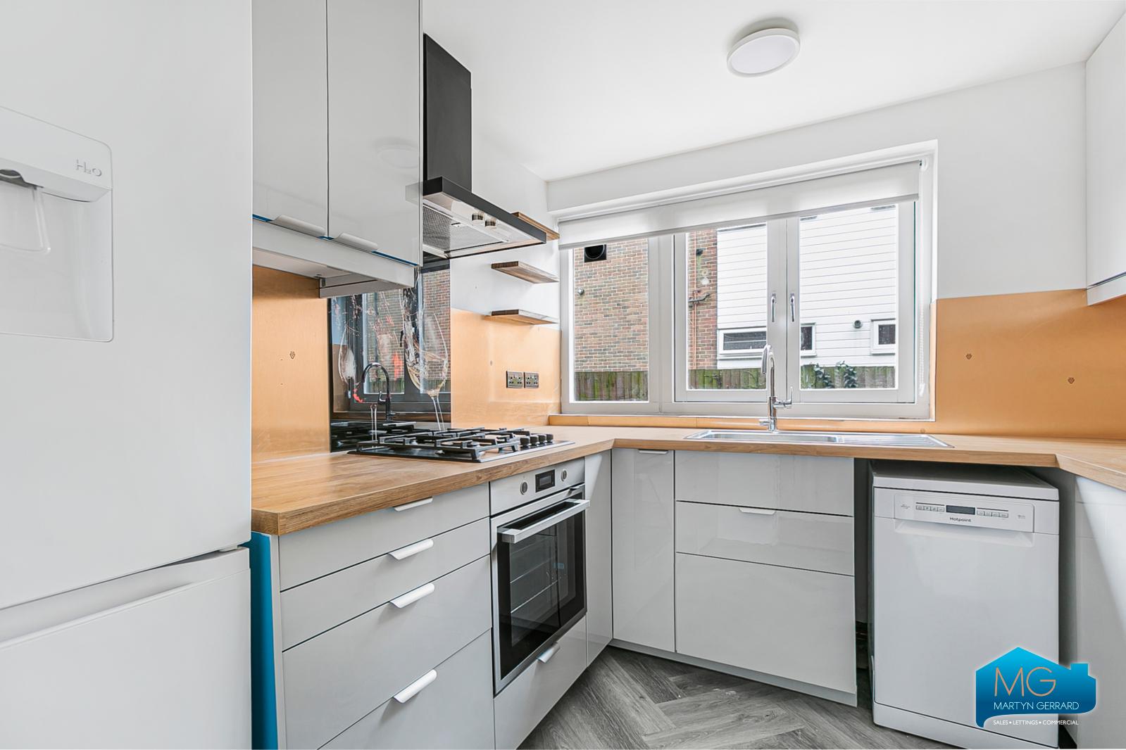 2 bedroom Ground Floor Flat to rent - Martyn Gerrard