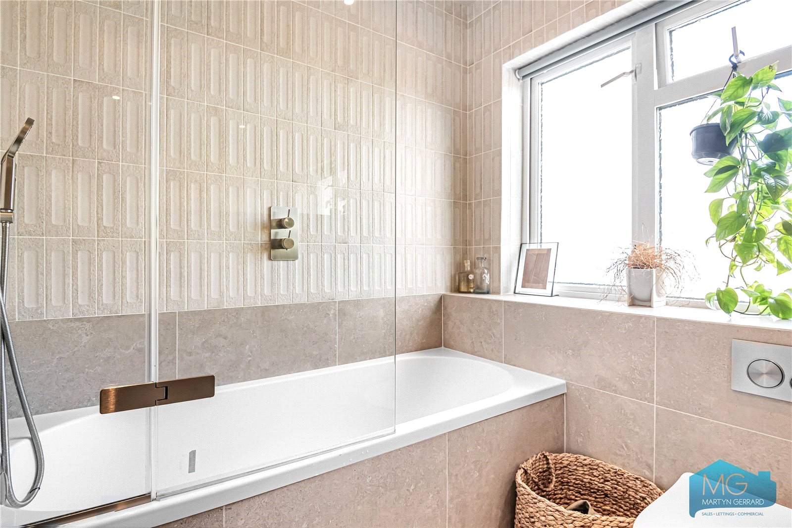 4 bedroom Semi-Detached House to rent - Martyn Gerrard