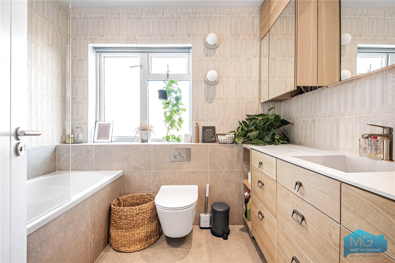 4 bedroom Semi-Detached House to rent - Martyn Gerrard