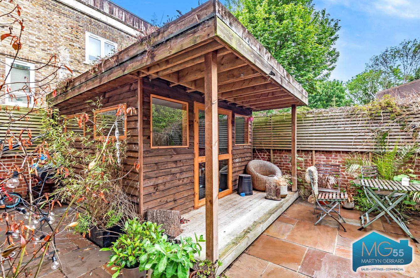 4 bedroom End of Terrace House to rent - Martyn Gerrard