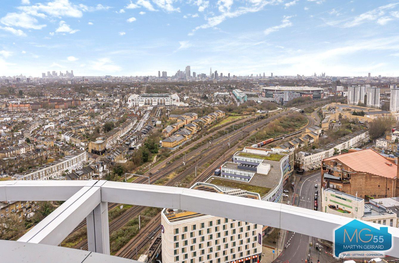 3 bedroom Apartment to rent - Martyn Gerrard