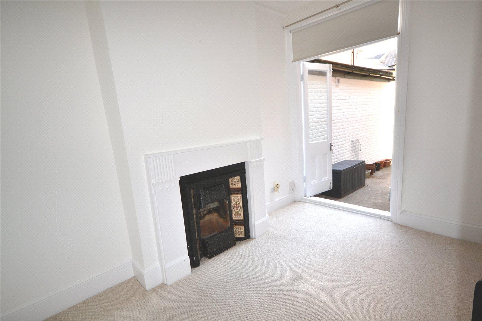 2 bedroom Ground Floor Flat to rent - Martyn Gerrard