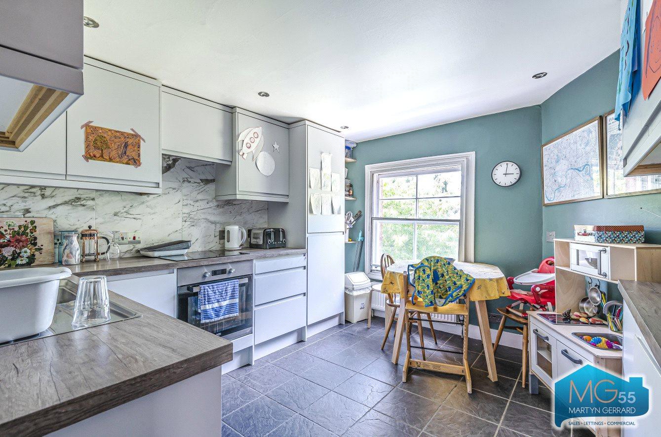 3 bedroom Apartment to rent - Martyn Gerrard