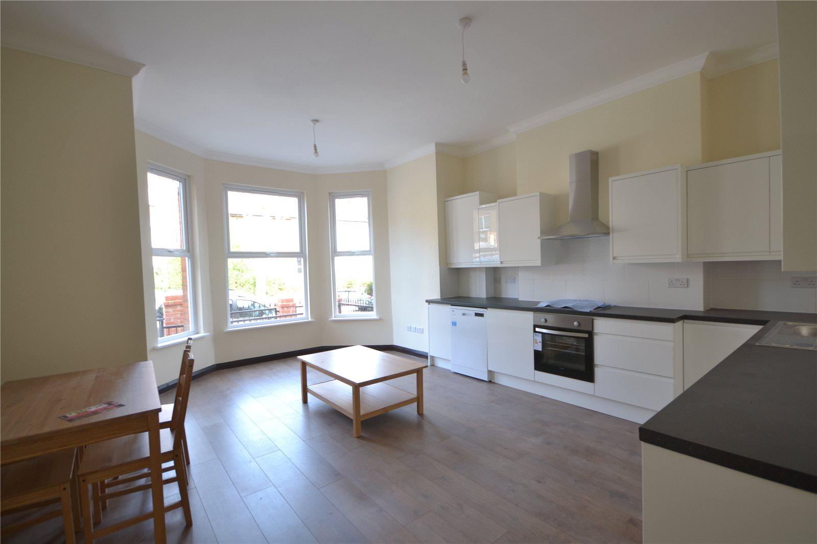2 bedroom Ground Floor Flat to rent - Martyn Gerrard