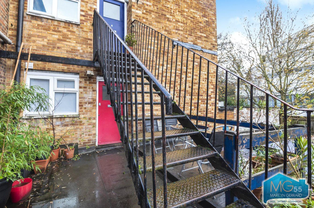 2 bedroom Apartment to rent - Martyn Gerrard