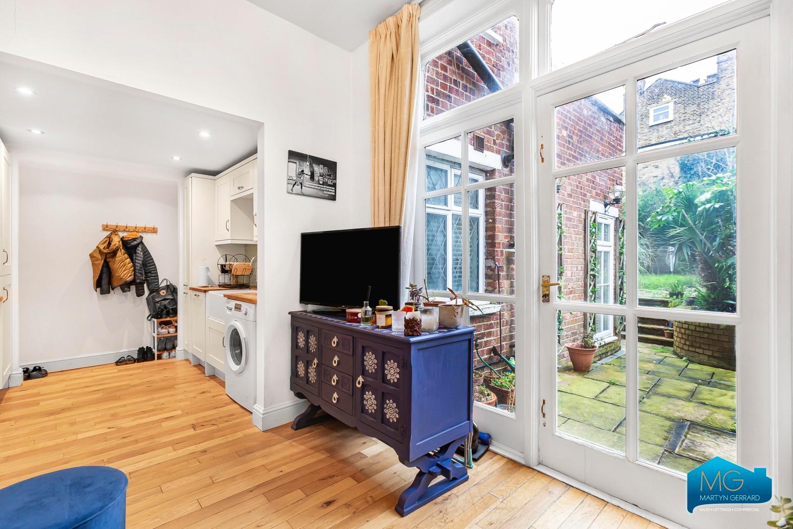 1 bedroom Ground Floor Flat to rent - Martyn Gerrard