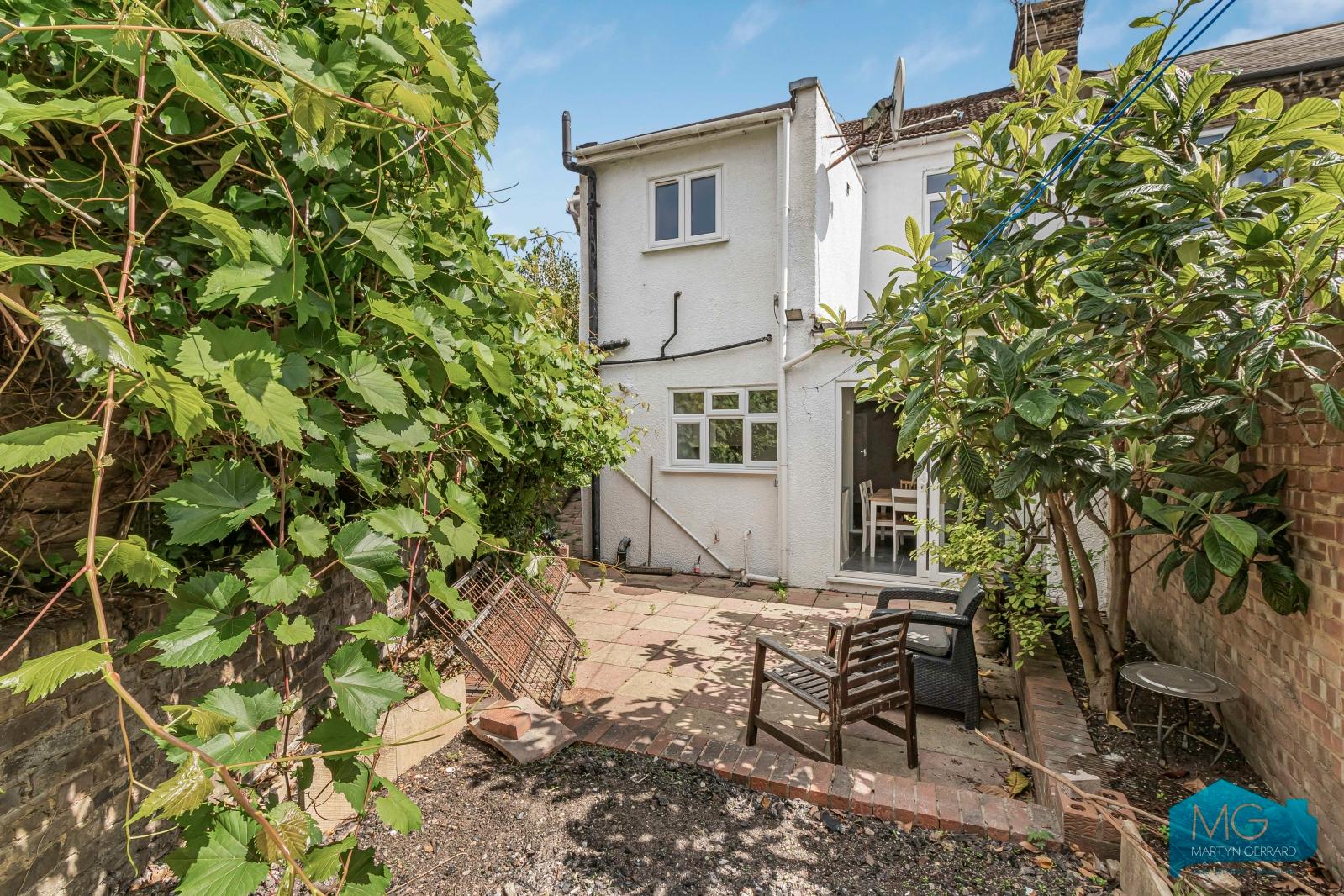 4 bedroom Semi-Detached House to rent - Martyn Gerrard