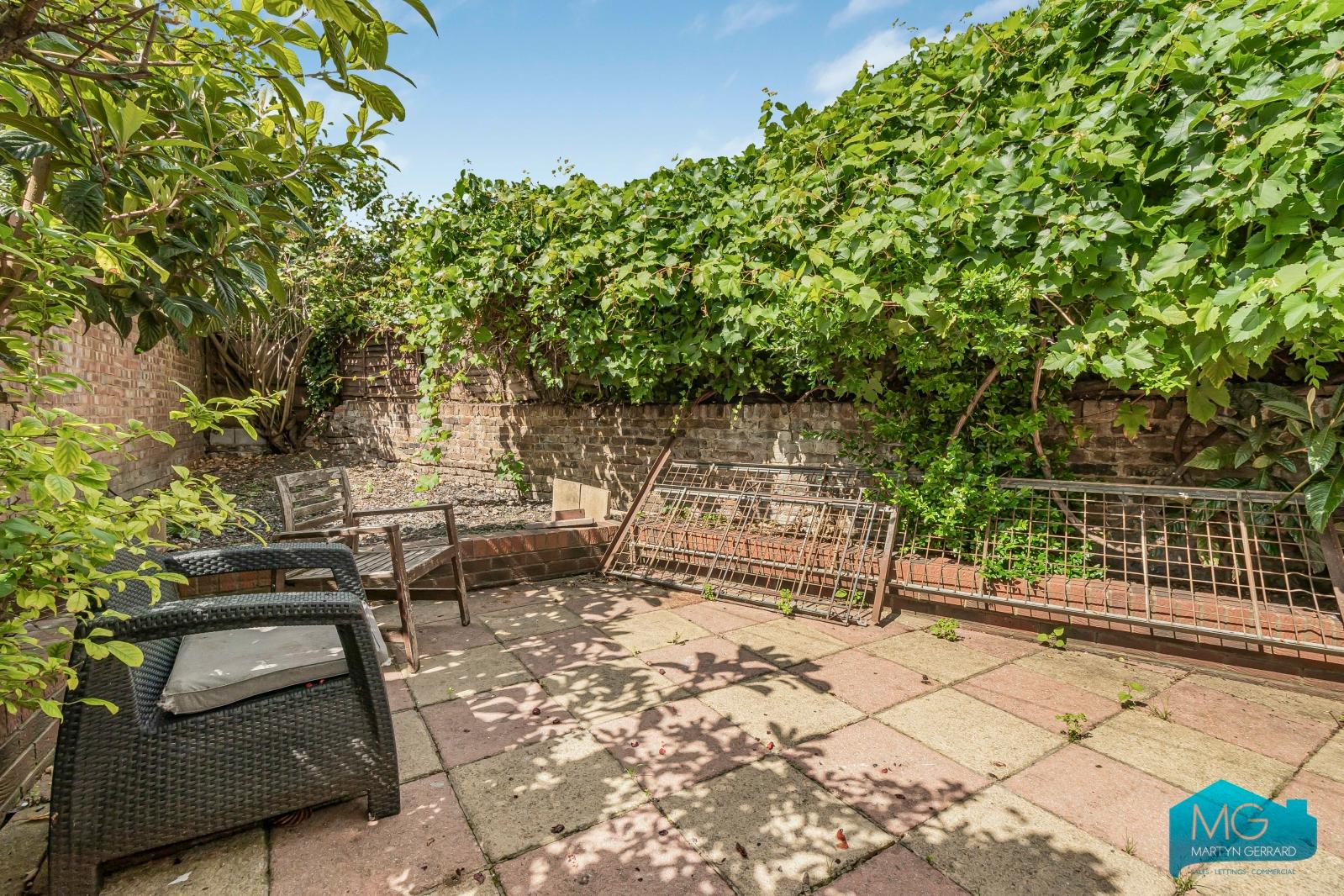 4 bedroom Semi-Detached House to rent - Martyn Gerrard