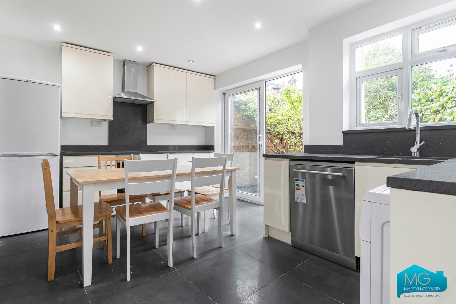 4 bedroom Semi-Detached House to rent - Martyn Gerrard