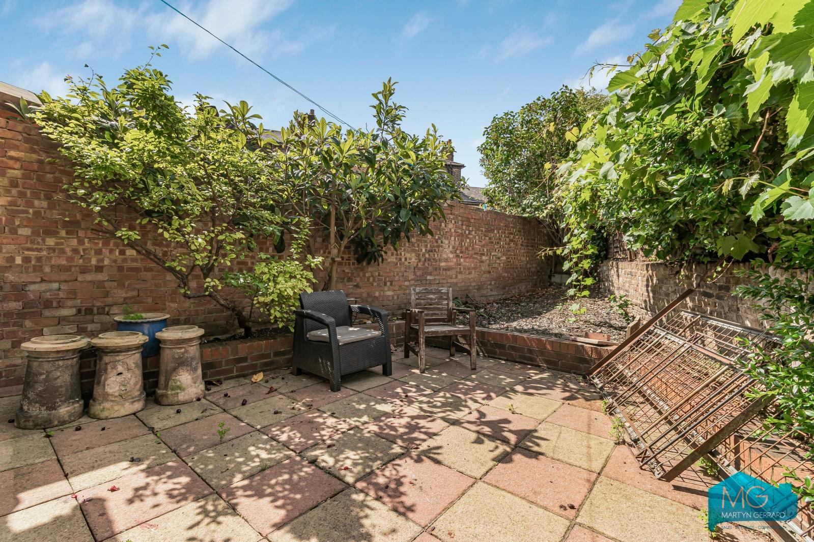 4 bedroom Semi-Detached House to rent - Martyn Gerrard