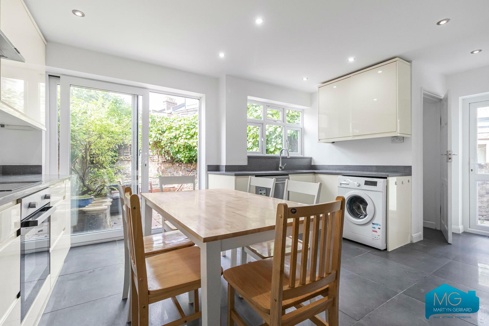 4 bedroom Semi-Detached House to rent - Martyn Gerrard