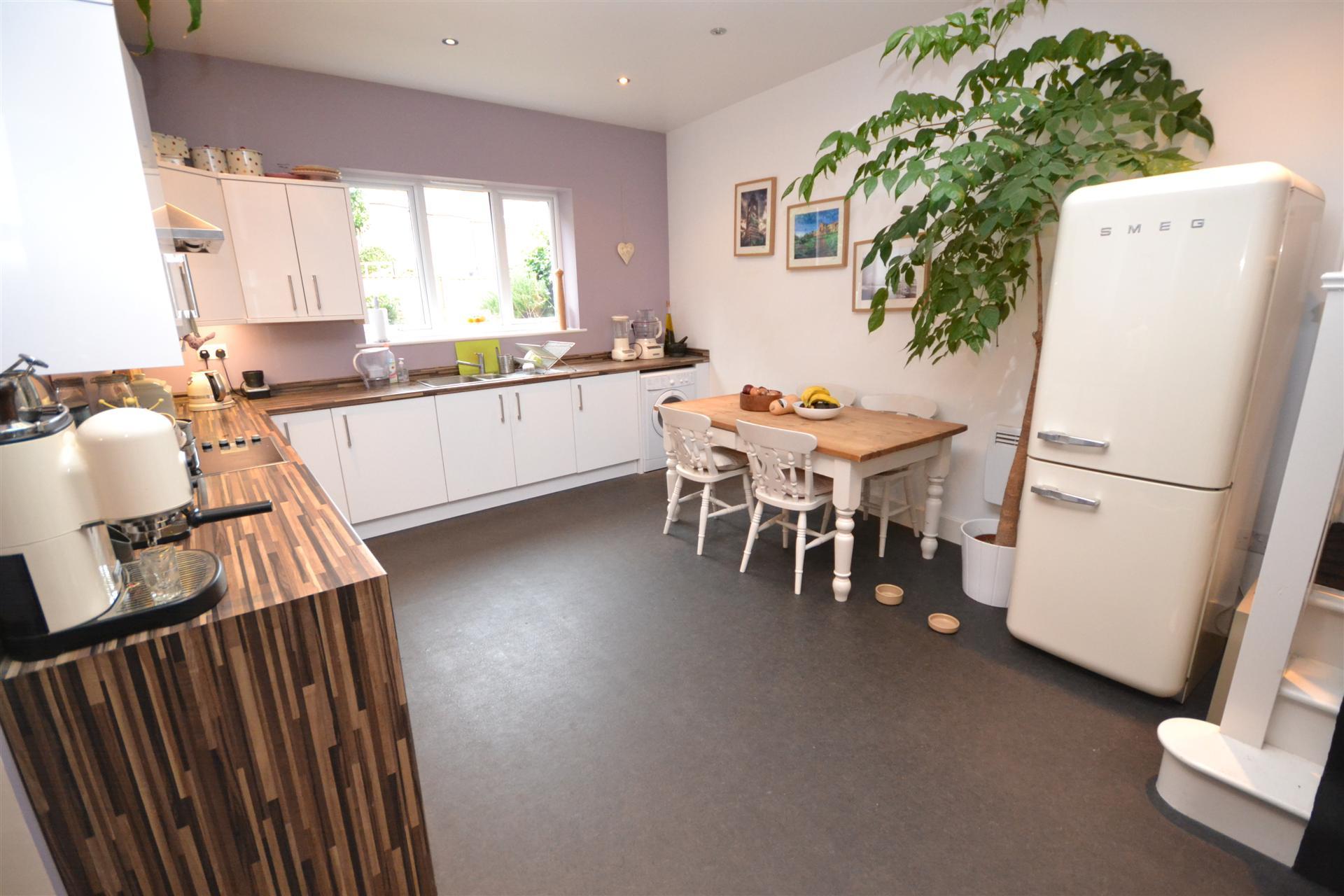 2 bedroom Apartment to rent - Martyn Gerrard