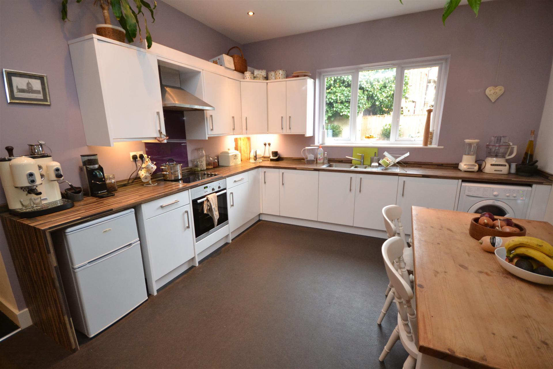 2 bedroom Apartment to rent - Martyn Gerrard