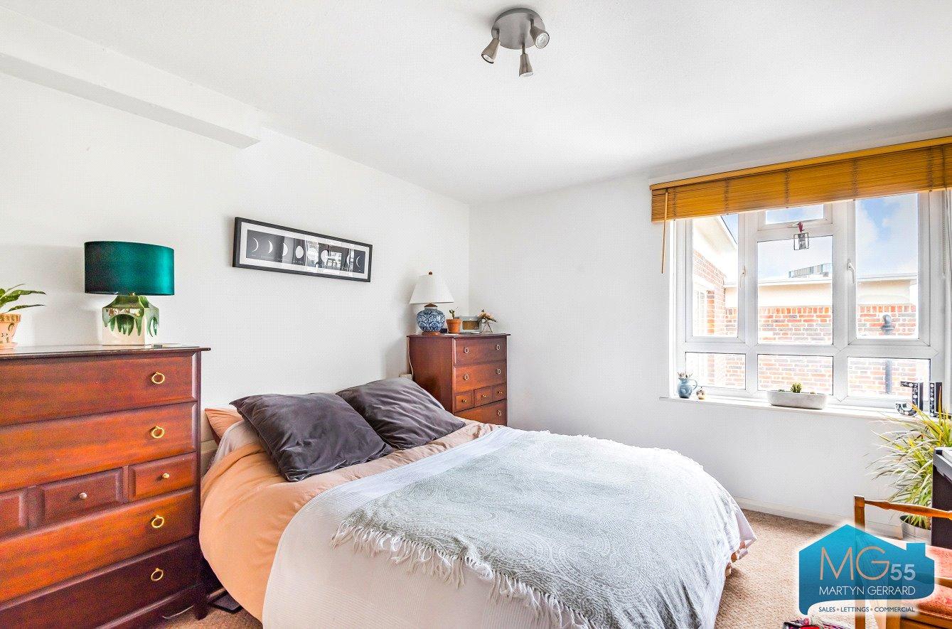 2 bedroom Apartment to rent - Martyn Gerrard