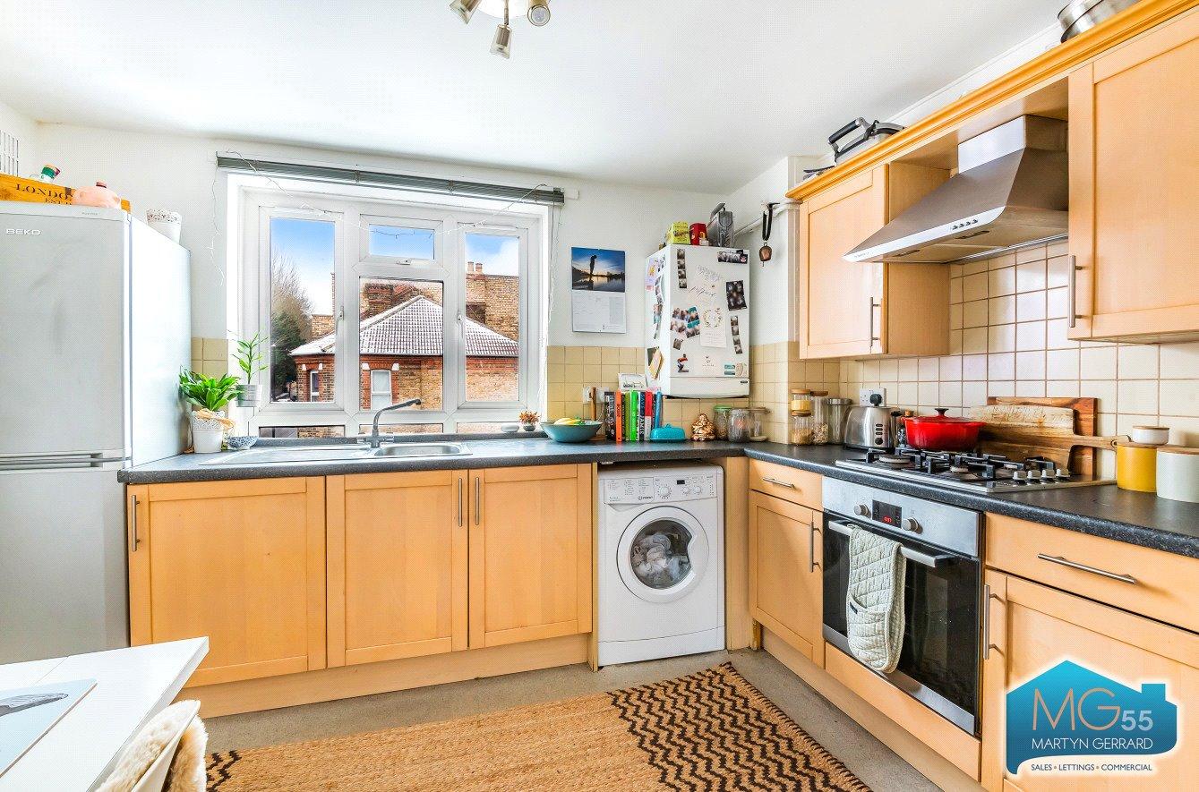 2 bedroom Apartment to rent - Martyn Gerrard