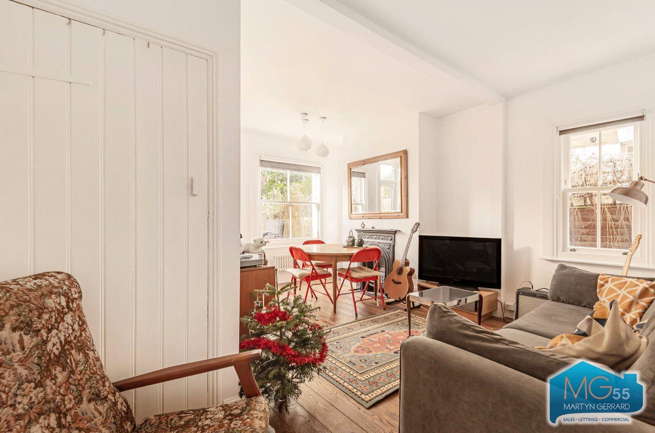 2 bedroom Ground Floor Flat to rent - Martyn Gerrard