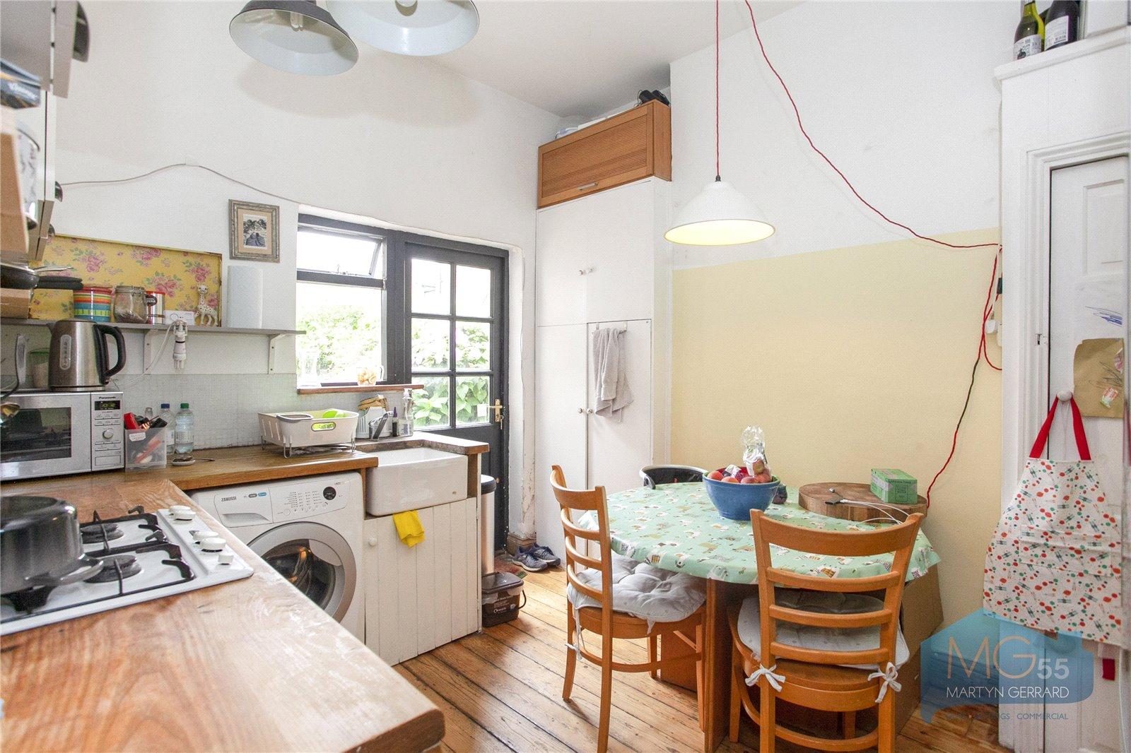 2 bedroom Ground Floor Flat to rent - Martyn Gerrard