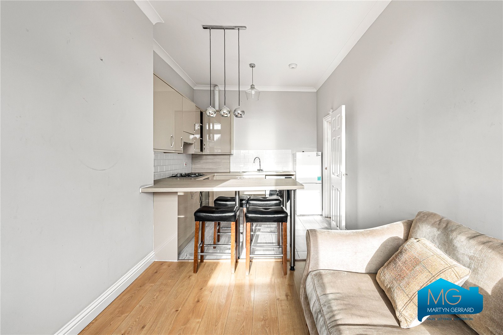 2 bedroom Apartment to rent - Martyn Gerrard