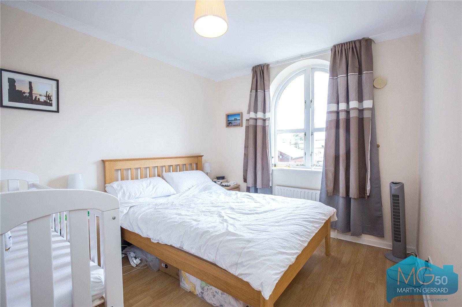 2 bedroom Apartment to rent - Martyn Gerrard