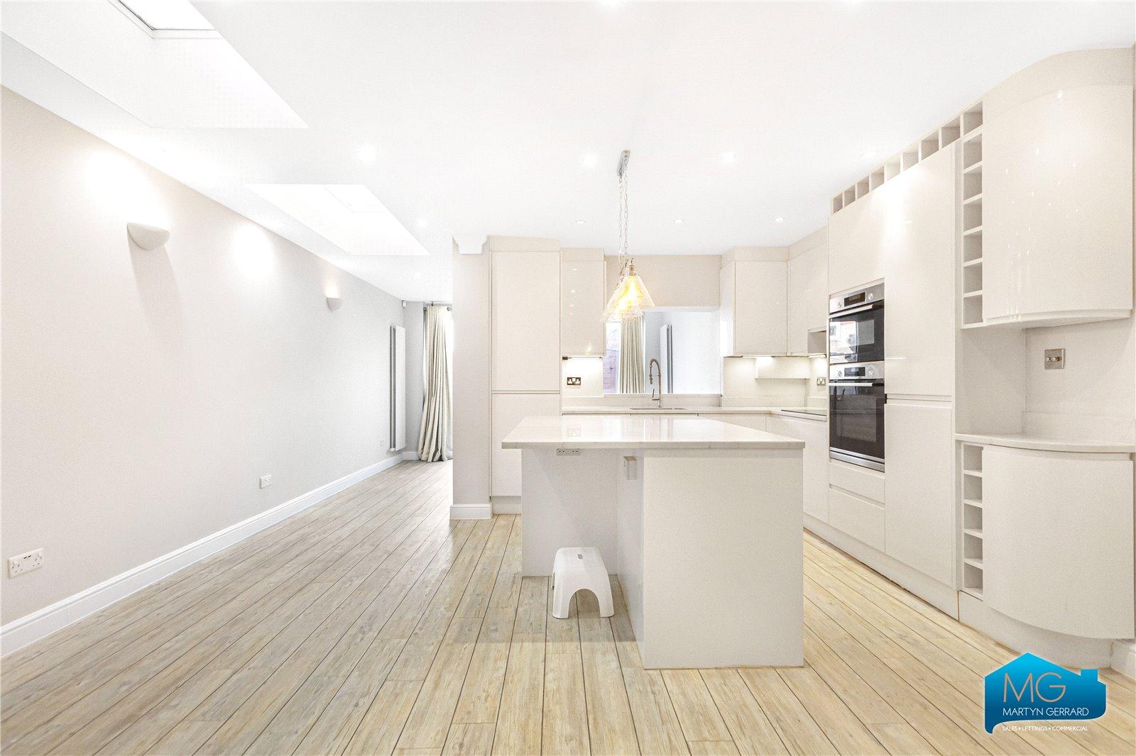 2 bedroom Ground Floor Flat to rent - Martyn Gerrard