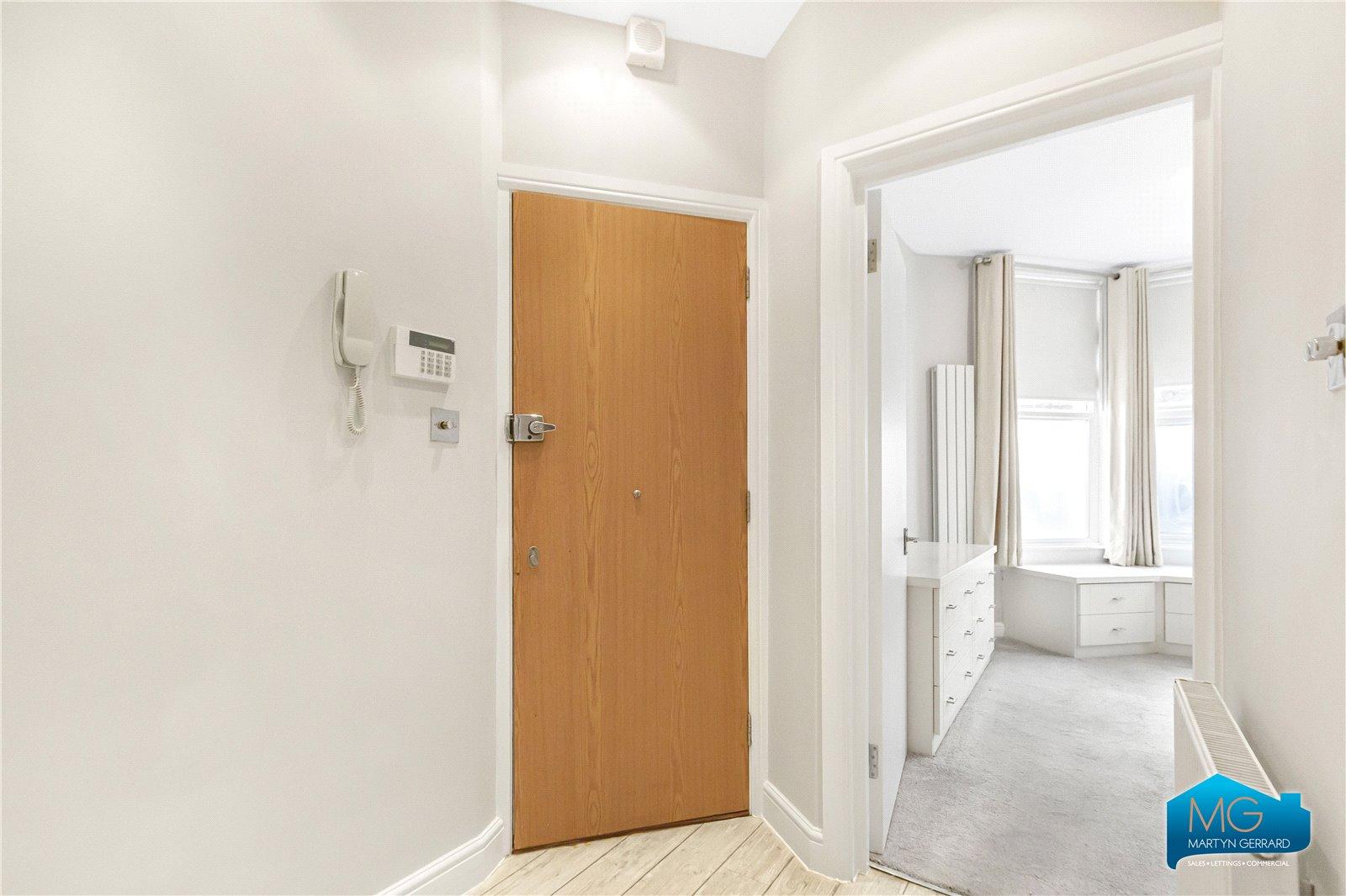 2 bedroom Ground Floor Flat to rent - Martyn Gerrard