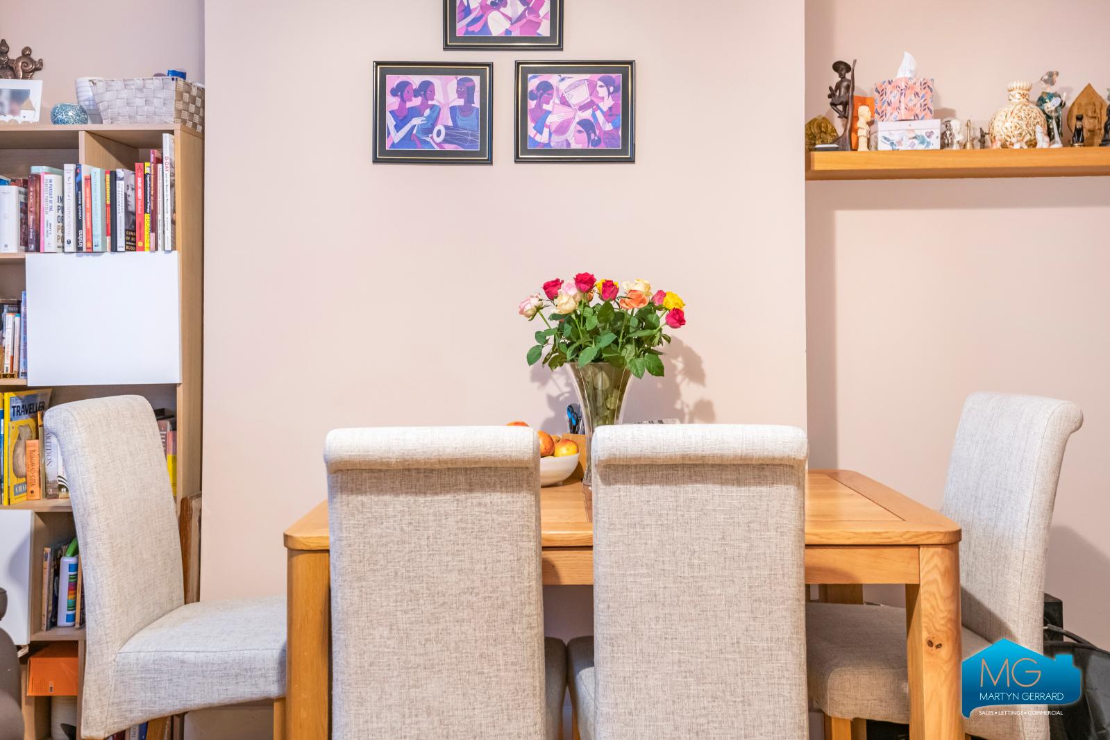 2 bedroom Apartment to rent - Martyn Gerrard