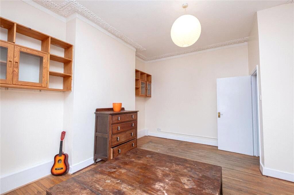 2 bedroom Ground Floor Flat to rent - Martyn Gerrard