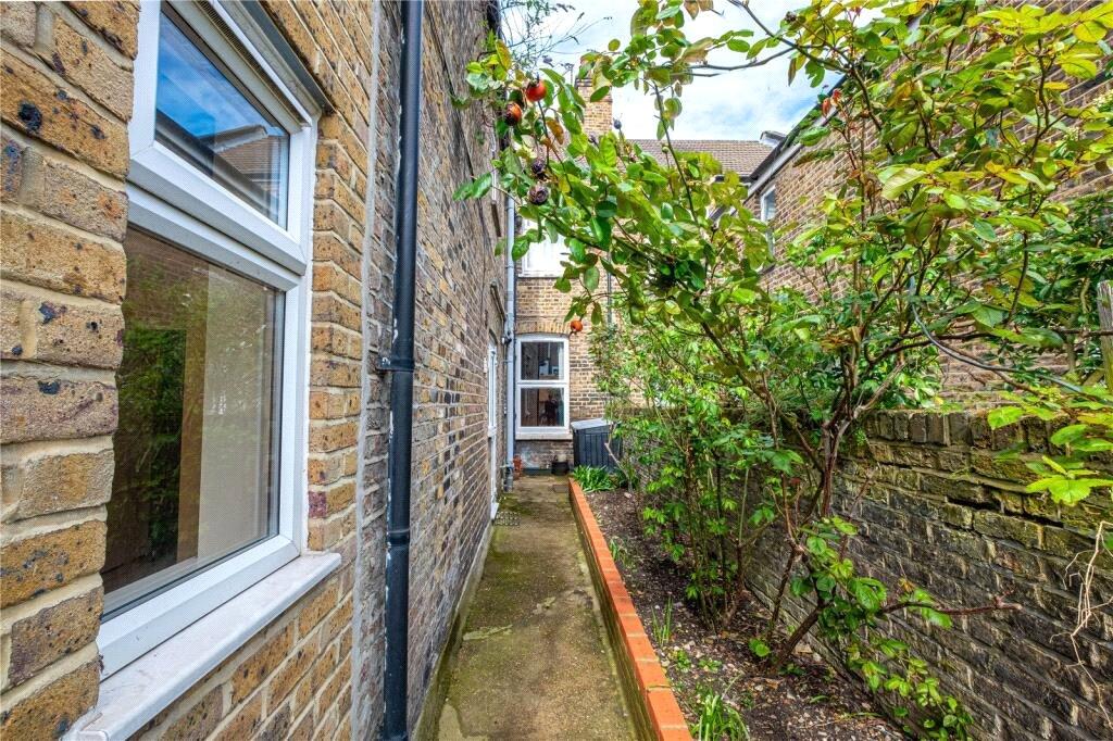 2 bedroom Ground Floor Flat to rent - Martyn Gerrard