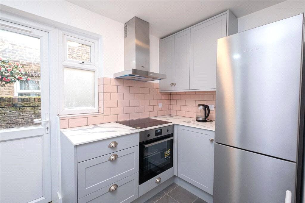 2 bedroom Ground Floor Flat to rent - Martyn Gerrard