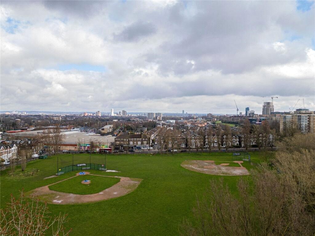 2 bedroom Ground Floor Flat to rent - Martyn Gerrard