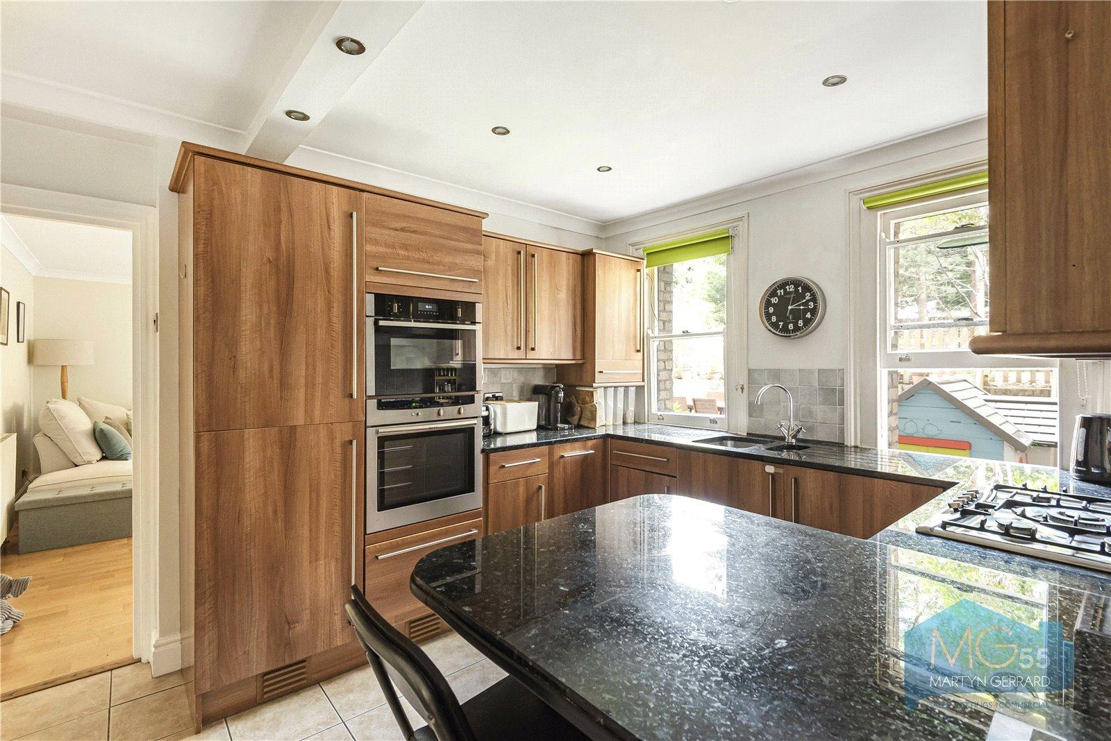 2 bedroom Ground Floor Flat to rent - Martyn Gerrard
