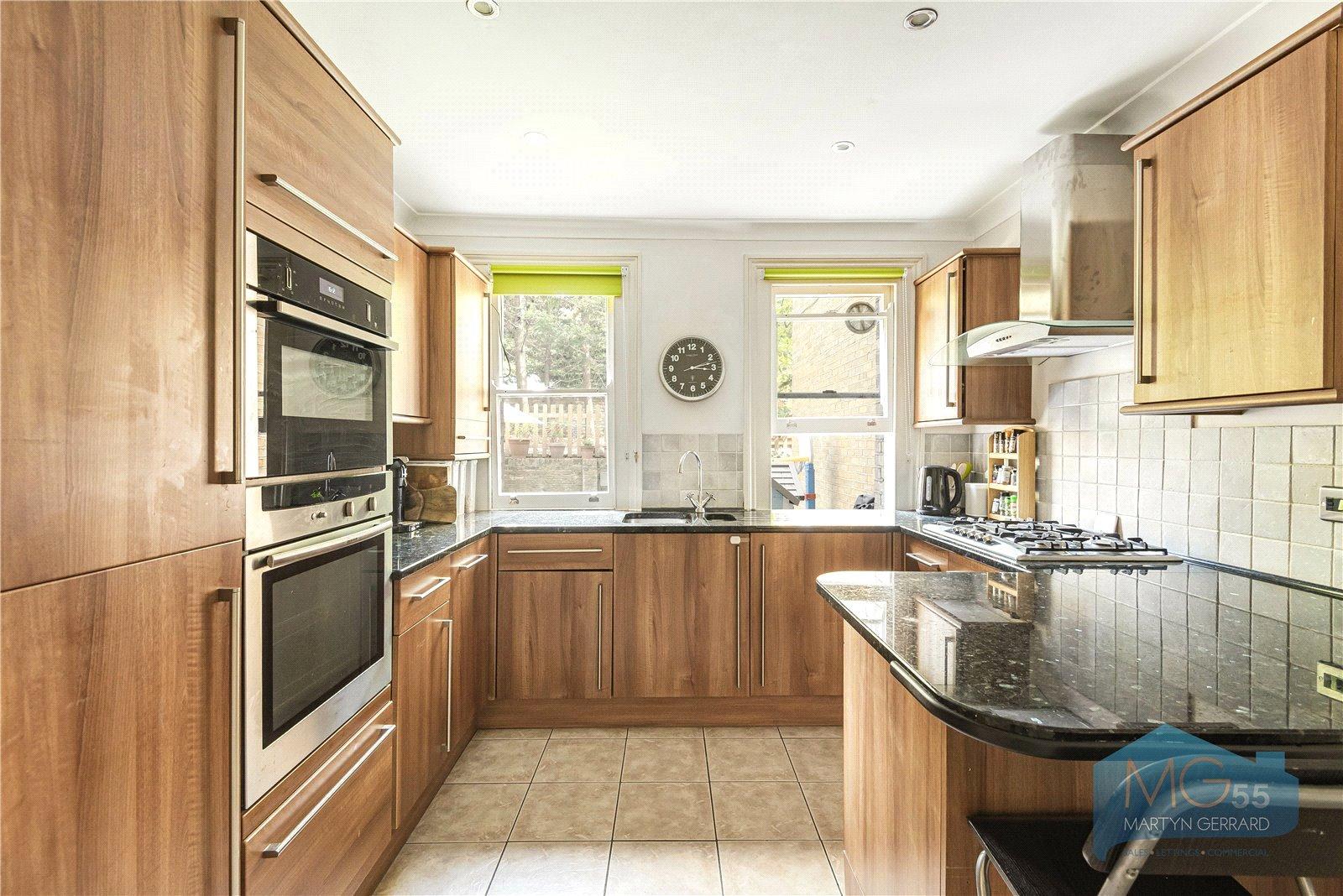 2 bedroom Ground Floor Flat to rent - Martyn Gerrard