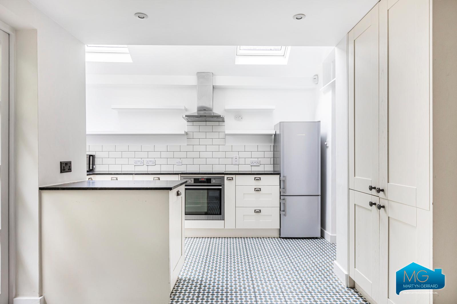 4 bedroom End of Terrace House to rent - Martyn Gerrard