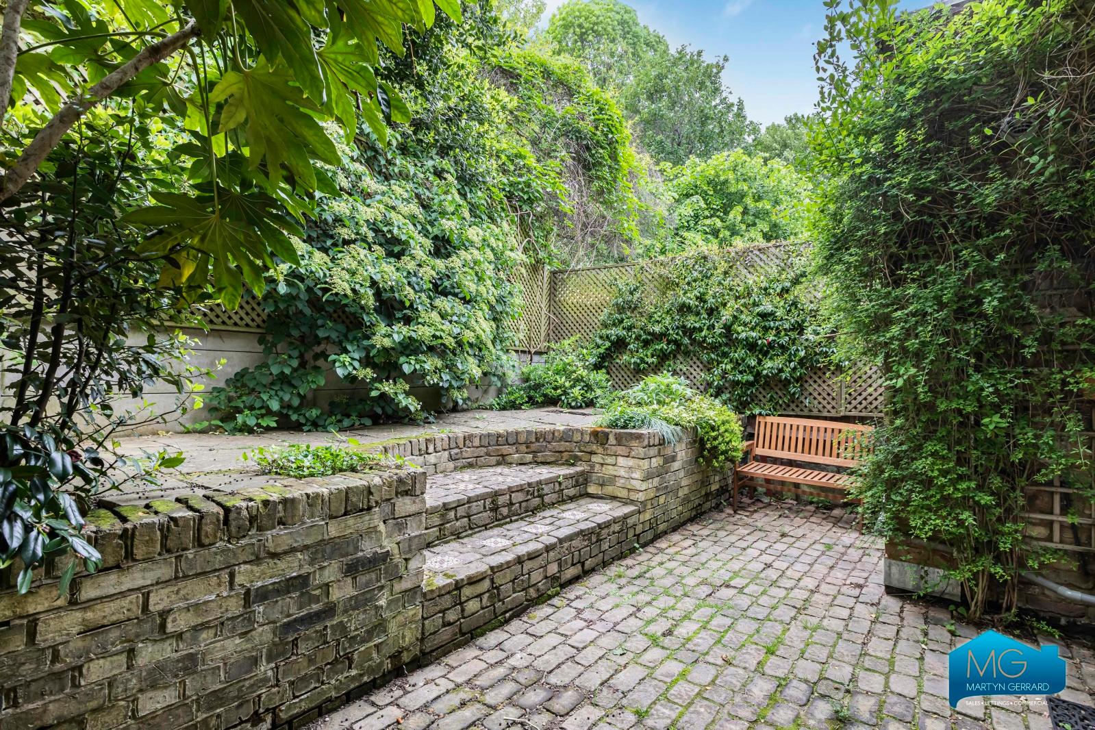 4 bedroom End of Terrace House to rent - Martyn Gerrard