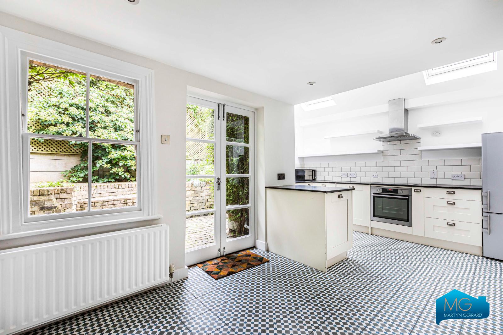 4 bedroom End of Terrace House to rent - Martyn Gerrard