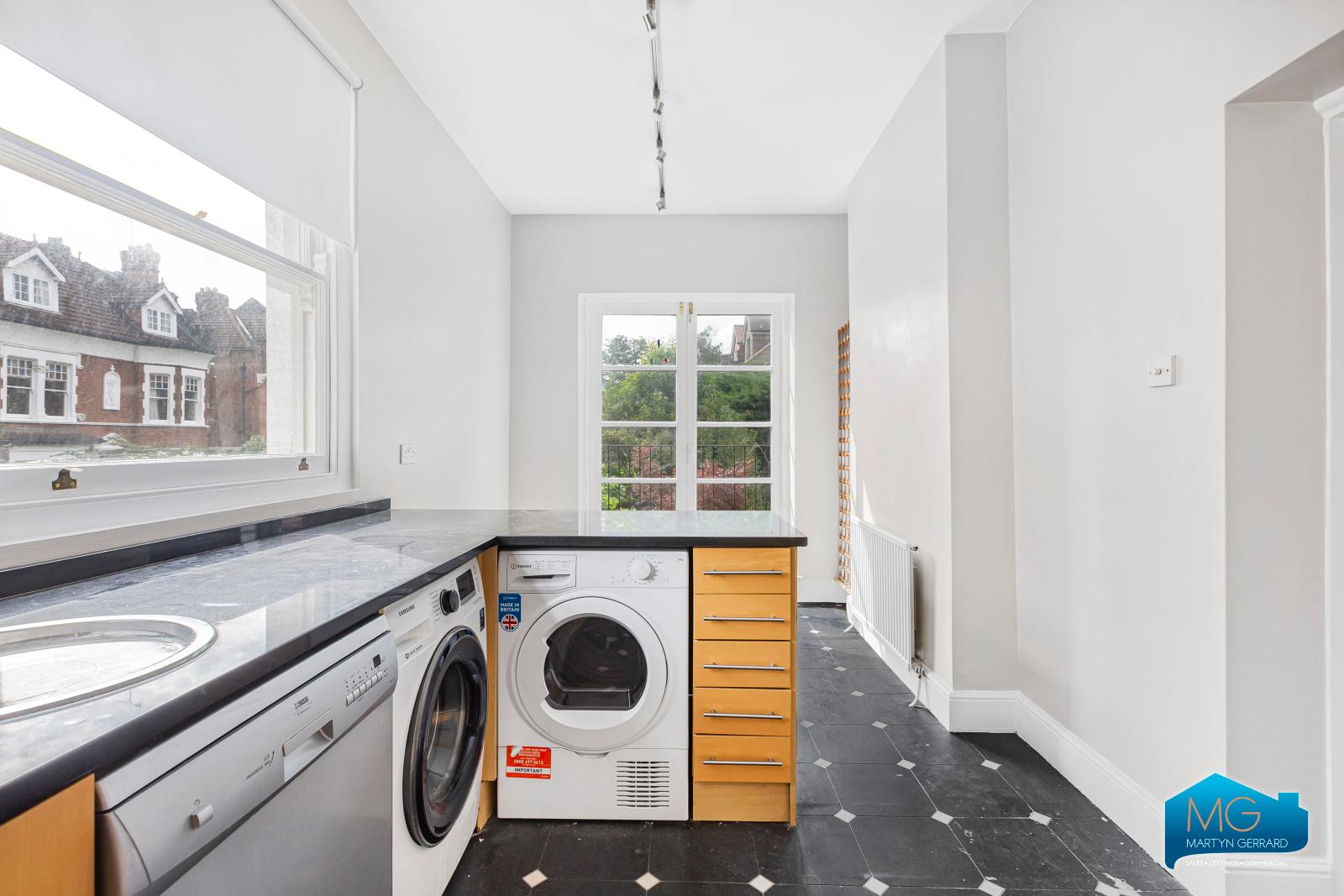 2 bedroom Apartment to rent - Martyn Gerrard