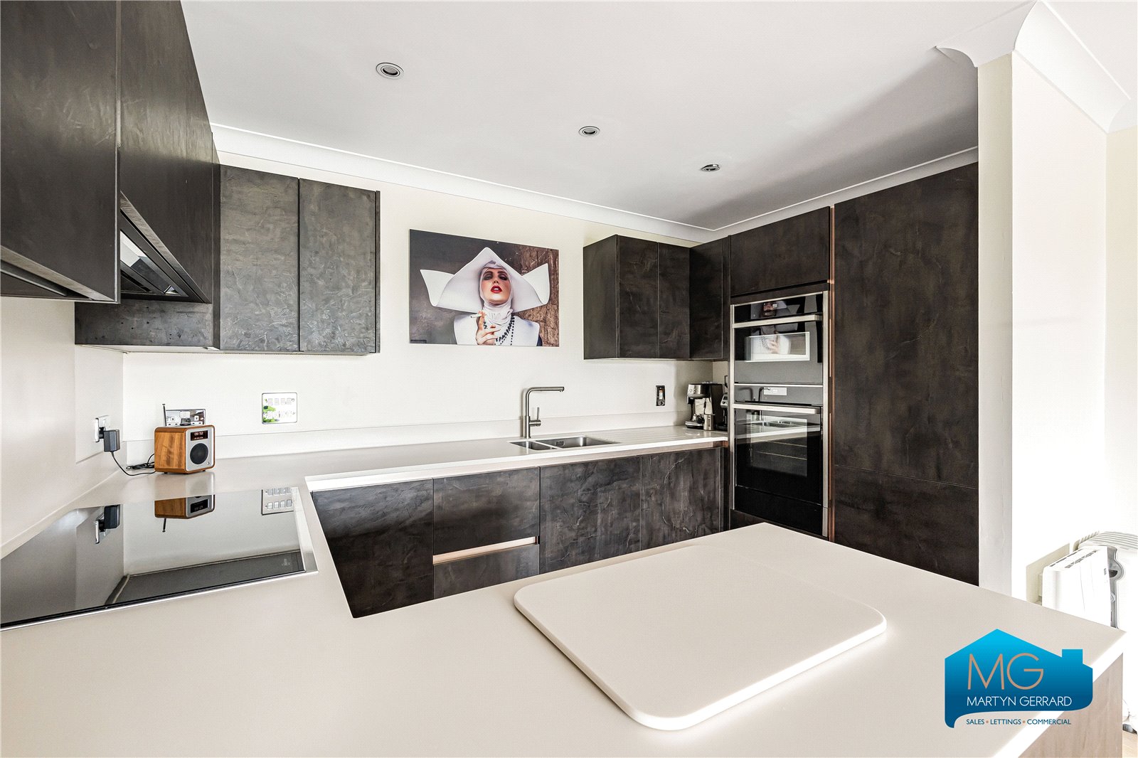2 bedroom Apartment to rent - Martyn Gerrard