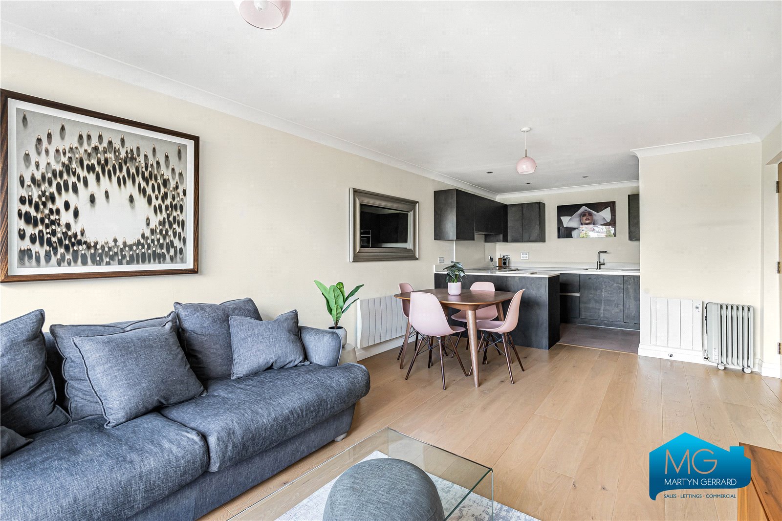 2 bedroom Apartment to rent - Martyn Gerrard