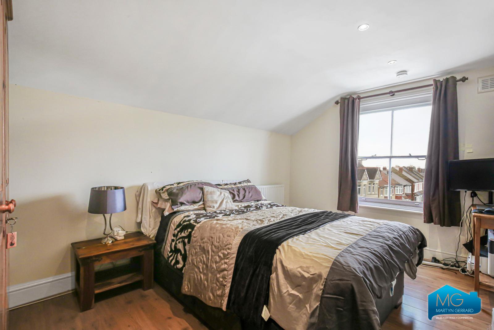 2 bedroom Apartment to rent - Martyn Gerrard