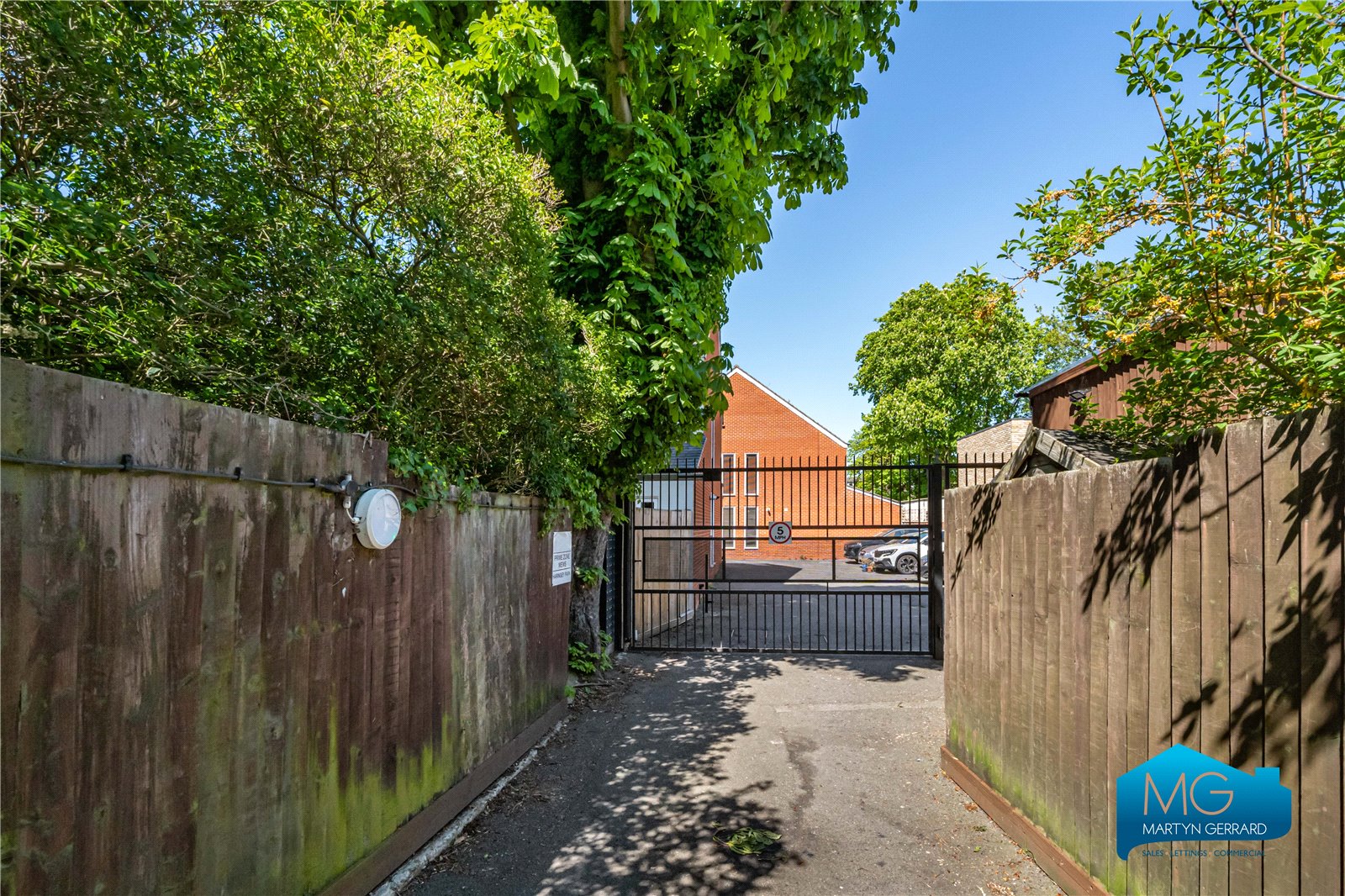 2 bedroom Ground Floor Flat to rent - Martyn Gerrard